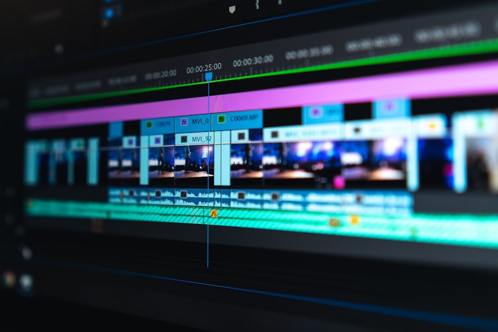 Videoeditor bei der professionellen Farbkorrektur am Monitor